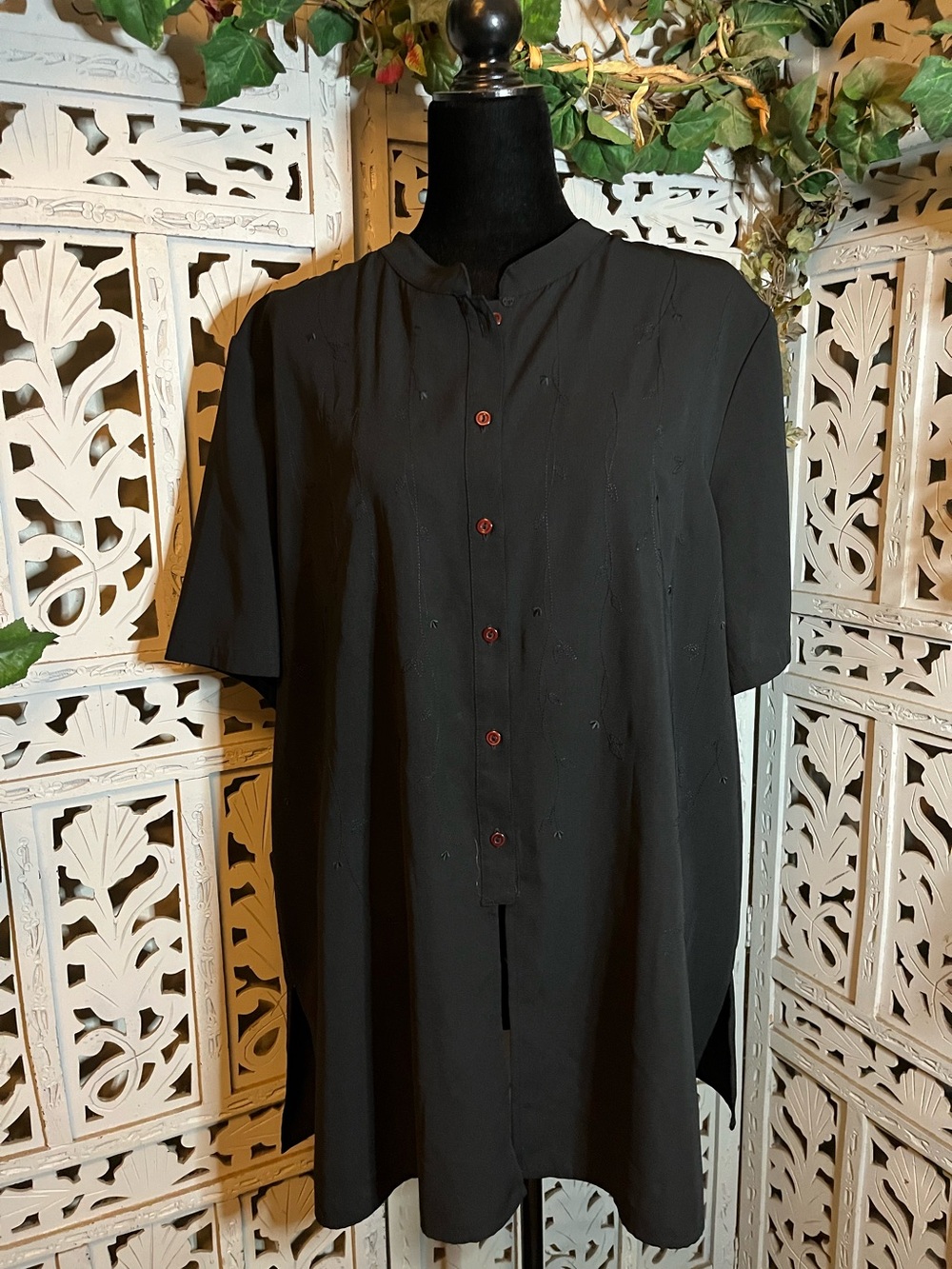LIZ BAKER VINTAGE BLACK WITH FLORAL EMBROIDERY SHORT SLEEVE PLUS SIZE TOP